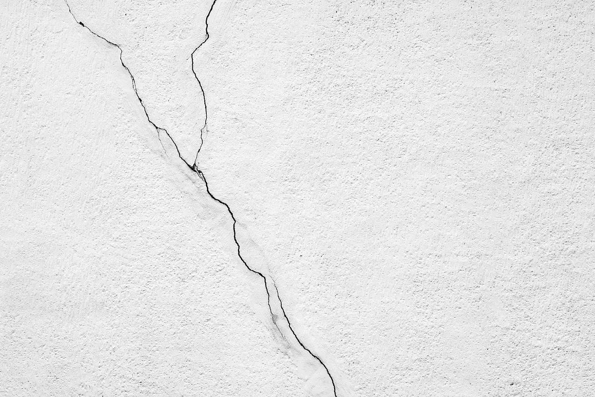 Winter Wall Cracks: Causes and Fixes illustrative image