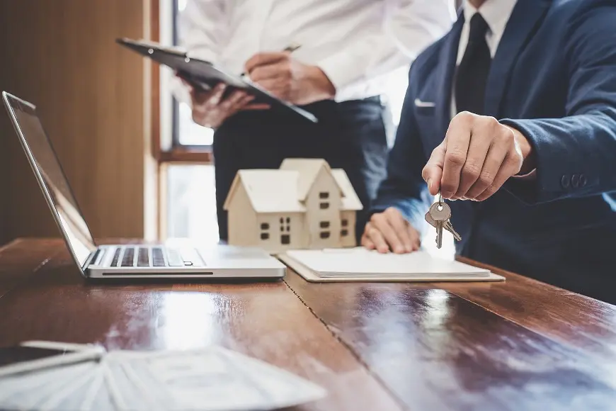 How to Get a Real Estate Agent License post illustrative image